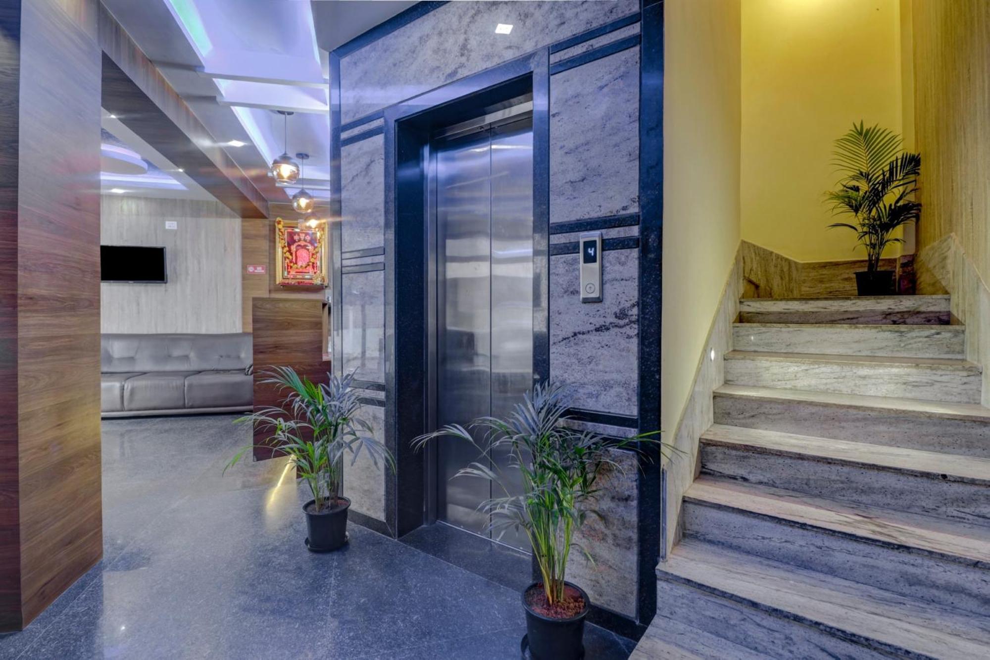 Hotel Collection O Karthika Residency Bangalore Esterno foto